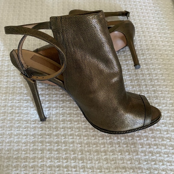 Very nice open antique gold open booties. - Picture 2 of 5